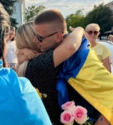 У Нововолинську з обіймами зустрічали звільненого з російського полону Олега Карпюка