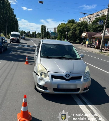 У Черкасах молодий водій легковика на пішохідному переході скоїв наїзд на дитину