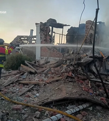 Рятувальники показали, як гасили пожежу після атаки «шахедів» у Битиці