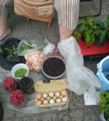 Скільки коштує полуниця та малина на ринку на Волині?