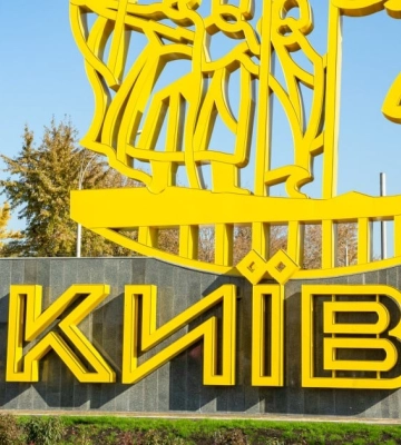 Нічна атака на Київ: уламки БпЛА пошкодили будівлі та авто у трьох районах