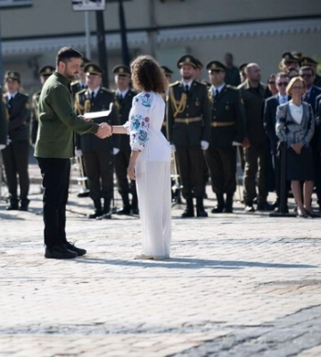 14-річна спортсменка з Харкова отримала паспорт від президента Зеленського 14-річна спортсменка з Харкова отримала паспорт від президента Зеленського
