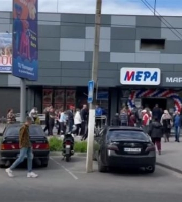 В Мелитополе - магазинный коллапс: очереди, сломанные весы, нехватка персонала и «хамство по обе стороны кассы» (скриншоты)