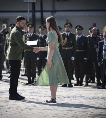 Президент вручив паспорт громадянки України юній плавчині з Рівненщини