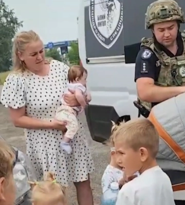 Поліція Сумщини евакуювала багатодітну родину із 2-місячним немовлям з прифронтової громади