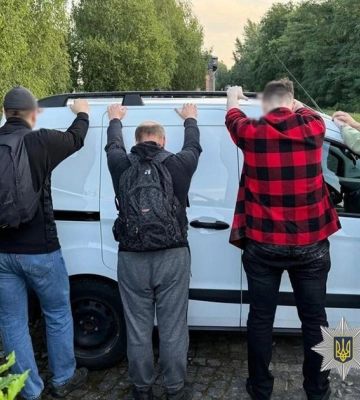 За хабар у 10 тис. доларів прикордоннику закарпатець намагався переправити ухилянтів