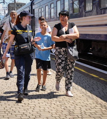 До Мукачева прибув евакуаційний поїзд з мешканцями Донеччини