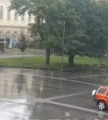 У центрі Львова водій-іноземець заїхав просто на площу перед Оперним театром: курйозне відео