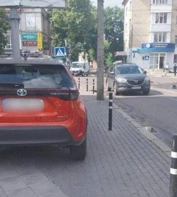 Рівненські інспектори з паркування винесли понад 800 штрафів за тиждень