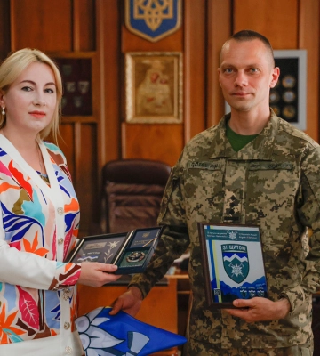 Голова Івано-Франківської ОВА зустрілася з командиром 10-ї ОГШБр «Едельвейс» (відео) Голова Івано-Франківської ОВА зустрілася з командиром 10-ї ОГШБр «Едельвейс» (відео)