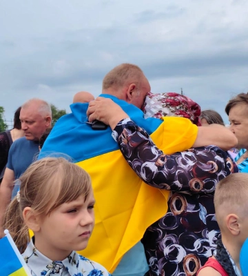 З прапором і обіймами на Рівненщині зустріли воїна, звільненого з полону (ФОТО)