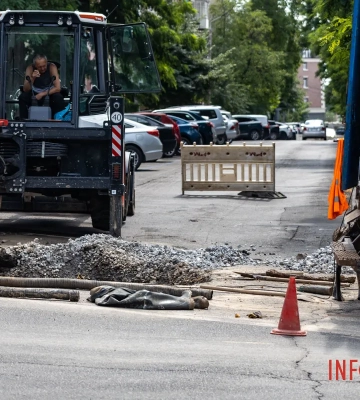 Перерили дорогу та обмежили рух: у центрі Дніпра проводять аварійні роботи