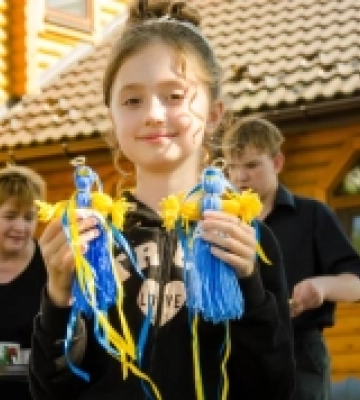 Дитячі обереги перетворяться на зброю: у Вараші діти робили ляльки-мотанки на благо ЗСУ