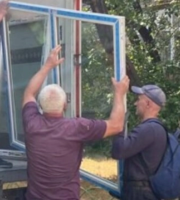 У Полтаву надійшла друга партія вікон для будинків, які постраждали від атаки БпЛА