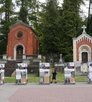 На Личаківському кладовищі у Львові відкрили виставку