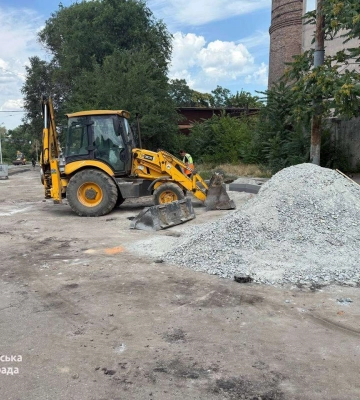 Перерили дорогу та обмежили рух: у центрі Дніпра проводять аварійні роботи
