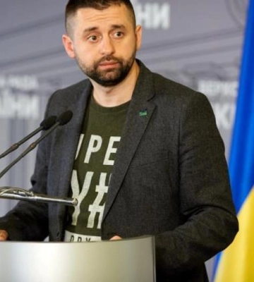 Арахамия обнародовал кандидатский состав нового правительства Украины Арахамия обнародовал кандидатский состав нового правительства Украины
