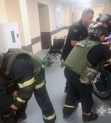 российский дрон атаковал Никополь: трое спасателей и двое гражданских получили травмы