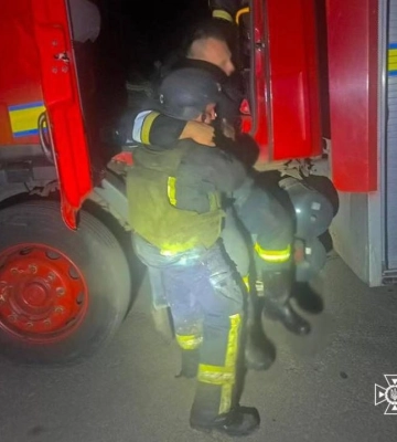 У Нікополі внаслідок влучання дрона отримали травми три рятувальники та двоє цивільних людей