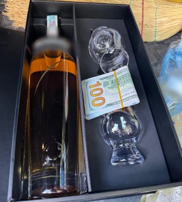 1500 долларов за дозвіл на торгівлю біля моря: в Одесі посадовець погорів на хабарі