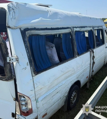 На Дніпропетровщині внаслідок карколомної ДТП перекинувся мікроавтобус, є поранені. ФОТО
