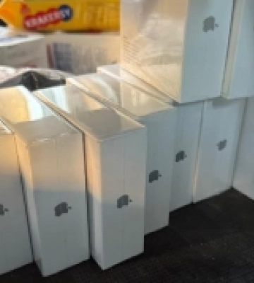 Контрабандні Apple AirPods та сумки виявили на кордоні у волинянки