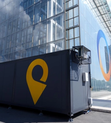 Пошта крізь війну: Укрпошта презентувала в Римі модульне відділення, яке працює без інфраструктури