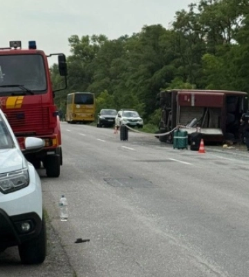 На Дніпропетровщині сталася аварія з пасажирським автобусом, одна людина загинула, до 30 травмовано