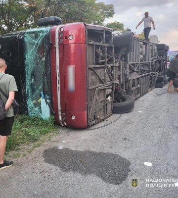 На Дніпропетровщині автобус перекинувся на трасі: є загиблий та багато поранених. ФОТО