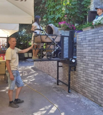 Мімішне поповнення: до Луцького зоопарку діти принесли лебедят 