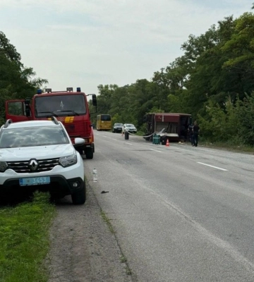 Під Дніпром перекинувся автобус з людьми: є загиблий та поранені