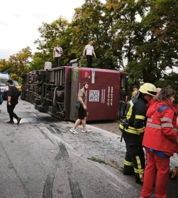 ДТП на Дніпропетровщині: Двоповерховий автобус перекинувся, є жертва