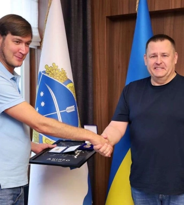 Волонтеры ОО «Пролиска» получили медаль «За заслуги перед городом» от мэра Днепра Бориса Филатова