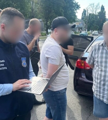 Житель Харкова за 10 тисяч доларів пропонував чоловікам призовного віку виїхати до країн ЄС — прокуратура