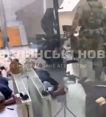 У Луцьку накрили офіс шахраїв, тривають обшуки. Фото