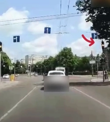 У Луцьку «мерседес» пролетів на заборонений сигнал світлофора (відео)