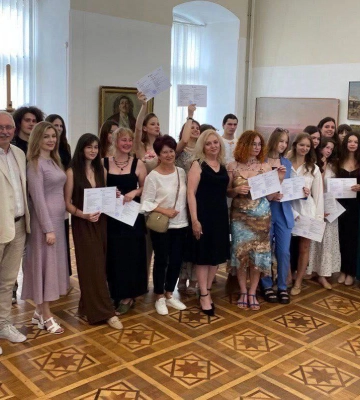 Випускникам Закарпатської академії мистецтв вручили документи про освіту