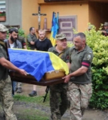 У останню земну дорогу провели захисника з Рахова Андрія Легкого. ФОТО