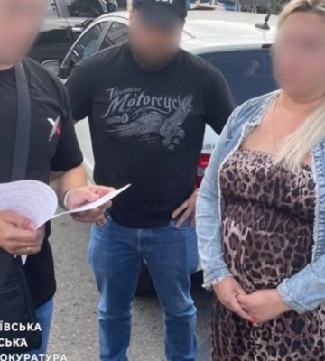 У Києві затримали посадовицю КМДА та директора ринку під час отримання $25 тисяч хабаря