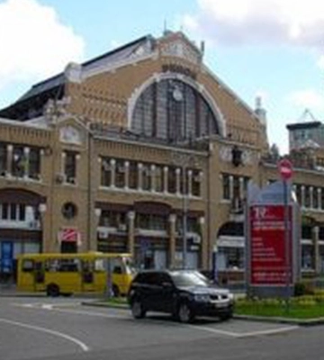 У Києві затримали посадовицю КМДА та директора ринку під час отримання $25 тисяч хабаря