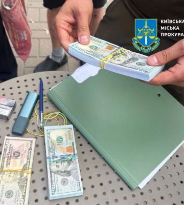 У Києві затримали посадовицю КМДА та директора ринку під час отримання $25 тисяч хабаря