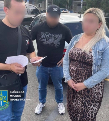 У Києві затримали посадовицю КМДА та директора ринку під час отримання $25 тисяч хабаря