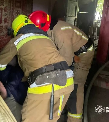 В Днепропетровской области из горящего дома спасли пожилого мужчину