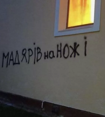 На Закарпатті підпалили церкву і лишили ксенофобський напис