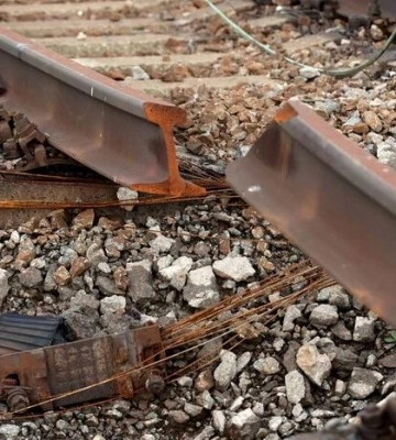 На Дніпропетровщині ворог поцілив у електровоз, машиніст загинув