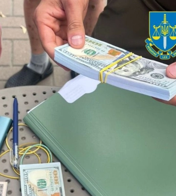 Правоохранители задержали чиновницу КГГА и директора коммунального столичного рынка за взяточничество