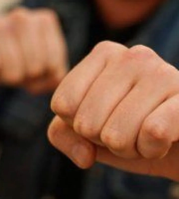 Конфлікт в метро: дівчина схвалювала РФ, а інший пасажир її вдарив — поліція