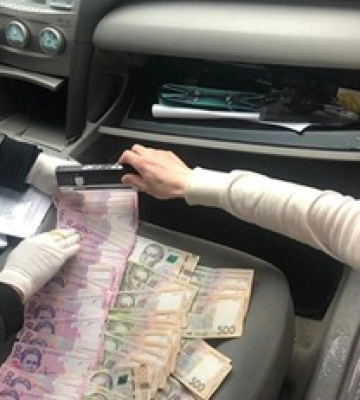 Чиновницу КГГА и директора столичного рынка задержали на взятке $25 тысяч