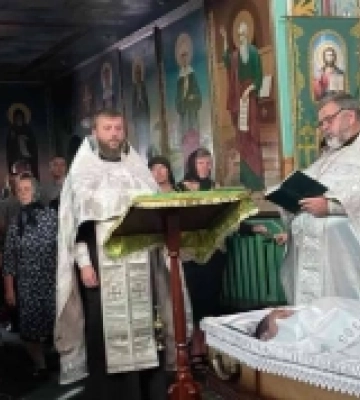 Навколішках та з прапорами: громада на Волині попрощалася із захисником України