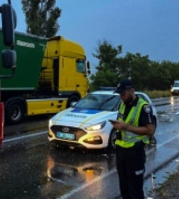 На Миколаївщині сталася дорожня автопригода: рятувальники деблокували водія вантажівки
